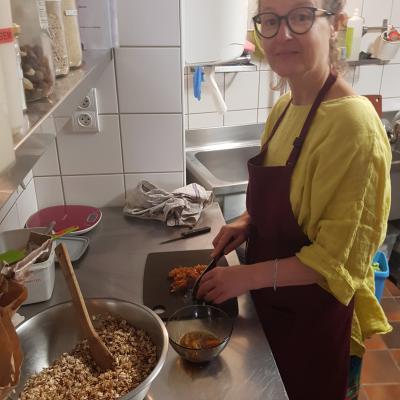 Sandrine à la confection des barres de céréales