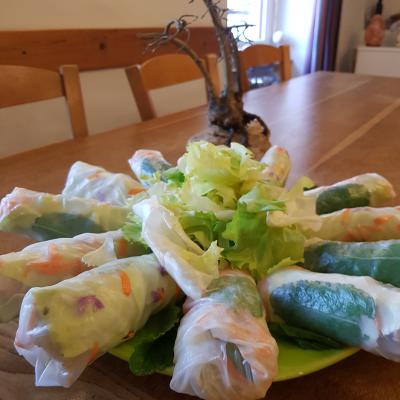 rouleau de printemps fait maison aux légumes de saison, ils sont accompagnée d'une sauce au beurre de cacahuète, de crème de coco, gingembre frais et tamari.