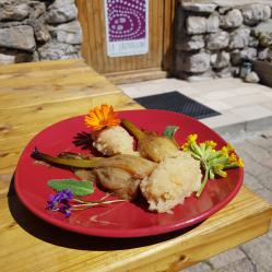 Fenouil confit, rôti au miel et déglacé au vinaigre de Xéres qui est accompagnée d'une purée de céleris.