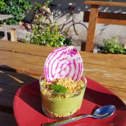 Verrine de petits pois à la menthe fraîche, chantilly de crème, sur un sablé au thym et son grumble accompagné d'une lamelle de betterave choggia