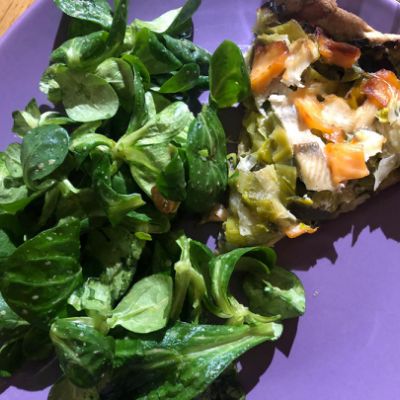 tarte-aux-poireaux-et-filet-de-truite-d-archiane-accompagne-d-une-salade-de-mache-sauce-huile-d-olive-vinaigre-xeres-ail