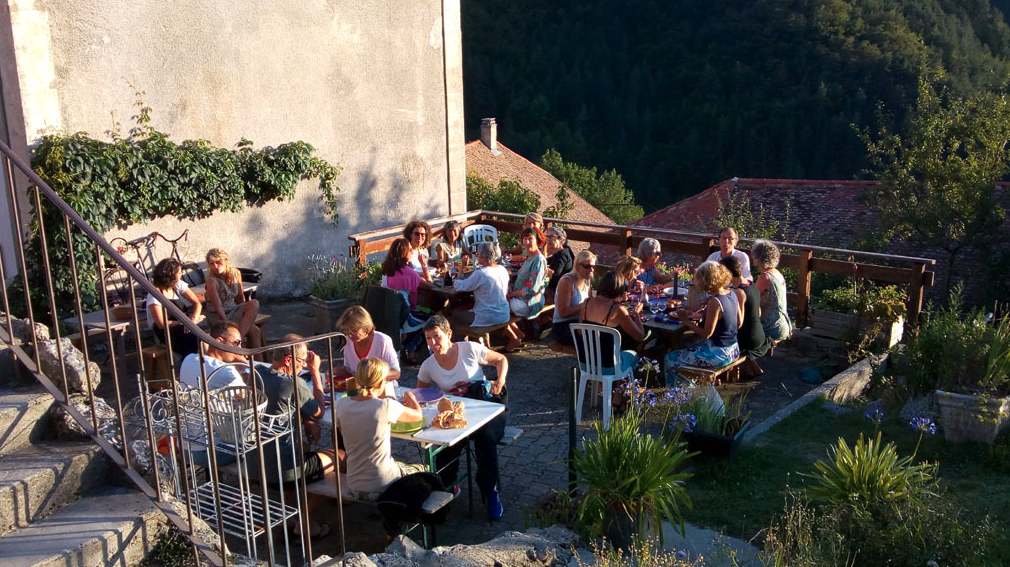 La Sauvagine propose une alimentation 95 % biologique, préparée sur place avec des produits locaux et de saison.