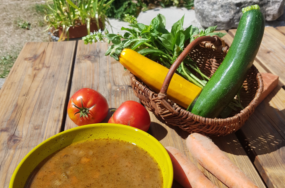 Une cuisine bio : Tout en respectant les saisons, les repas sont végétariens, biologiques et faits maison, servis dans la convivialité et la simplicité.